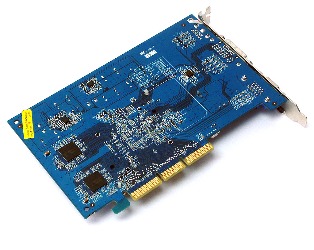 散热器的旁边,我们可以清楚地看到两颗GDDR3显存颗粒。 旌宇擒镭者6200A超凡版背面(点击放大) 显卡背面的做工同样十分优秀,另外两颗GDDR3显存颗粒也清晰可见。 旌宇擒镭者6200A超凡版输出接口(点击放大) 这款显卡的输出接口并没有什么特别,传统DVI+多功能视频+VGA的输出组合能够满足绝大多数用户的使用需求。 旌宇擒镭者6200A超凡版散热器(点击放大) 既然使用了GDDR3显存颗粒,超频自然成为了这款显卡的一大卖点。而要想取得好的超频成绩,一款优秀的散热器绝对是必不可少的